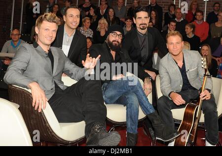 Hamburg, Deutschland. 19. November 2013. Nick Carter (L-R), Howie Dorough, AJ McLean, Kevin Richardson und Brian Littrell aus der US-Musik stellt Gruppe Backstreet Boys während der Aufzeichnung der Talkshow "Markus Lanz" in Hamburg, Deutschland, 19. November 2013. Die ehemalige Boygroup geht auf Tour in Europa mit ihren acht Album "In ein Welt Like This." Foto: ANGELIKA WARMUTH/Dpa/Alamy Live News Stockfoto