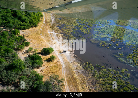 Luftaufnahmen aus dem Flugzeug vor nehmen die Lager Savute Elephant Camp von Orient-Express in Botswana in den Chobe National Park. Stockfoto