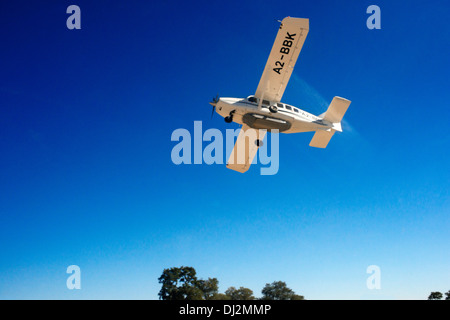 Inlandsflüge in Leichtflugzeugen CESNA zwischen verschiedenen Lagern in Botswana. ÜBER DEN CAPRIVI. Stockfoto