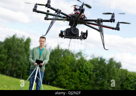 Techniker in Betrieb UAV Oktokopter Stockfoto