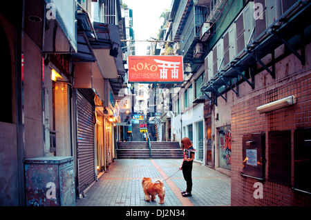 Person mit Hund in Macau Gasse Stockfoto