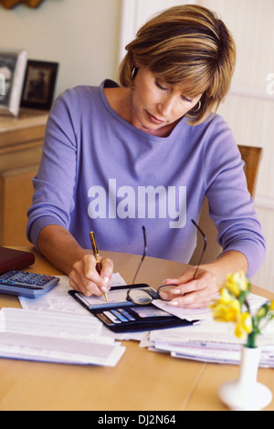 Frau einen Scheck Stockfoto