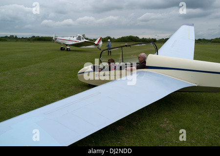 Dh SEGELFLIEGEN UK Segelflugzeug mit Piper Pawnee Schleppflugzeug starten towplane aus segelflugzeuge nehmen Stockfoto