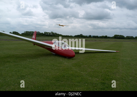 dh gleiten UK Gleitschirm am Boden ein Gleitschirm Landung Bicester Segelflugzeuge Club uk Stockfoto