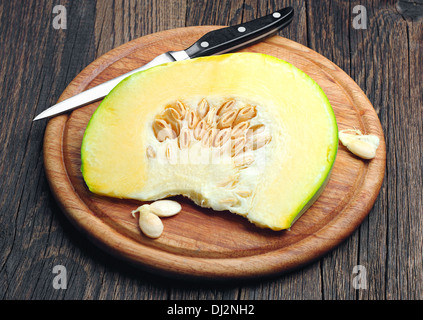 Scheibe Kürbis und Messer auf ein Schneidebrett Stockfoto