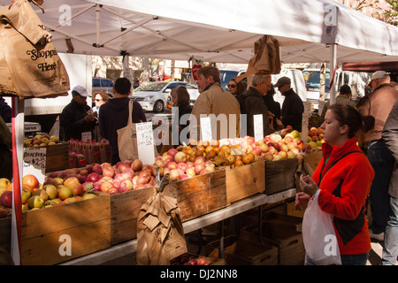 Apple-Stall, Greenmarket Lebensmittelmarkt, Upper West Side, Manhattan, New York City, Vereinigte Staaten von Amerika. Stockfoto