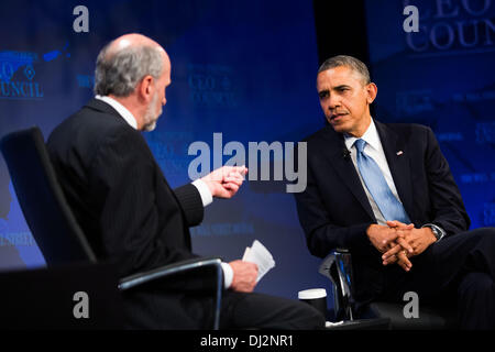 Washington, DC. 19. November 2013. US-Präsident Barack Obama spricht mit Wall Street Journal Washington Büroleiter Gerald Seib das Wall Street Journal CEO Council Hauptversammlung, im Four Seasons Hotel, am 19. November 2013, in Washington, DC. Obama diskutierte Reform der Einwanderung und dem Gesundheitswesen Rollout, unter anderem. Bildnachweis: Drew Angerer / Pool über CNP/Dpa/Alamy Live News Stockfoto