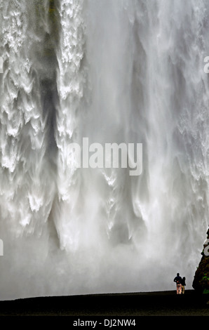 Menschen vor dem skogafoss Stockfoto