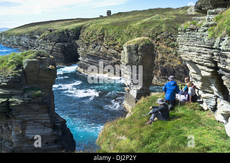 dh Stanger Head FLOTTA ORKNEY Wanderer auf dem Meeresklippenpfad Cletts Steinstapel Wandern schottland uk Küstenwanderer Küstenklippen Stockfoto