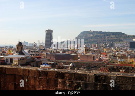 Blick über die Dächer und die Stadt in Richtung Hafen von Kathedrale. Barcelona. Katalonien. Spanien Stockfoto