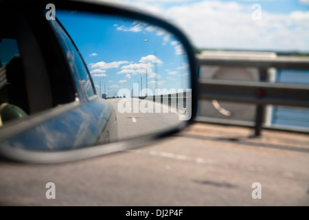 Der Blick aus dem Auto in die Seitenspiegel Stockfoto