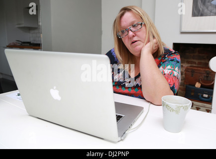 Übergewicht mittlere gealterte Frau mit Brille über das Internet. Stockfoto