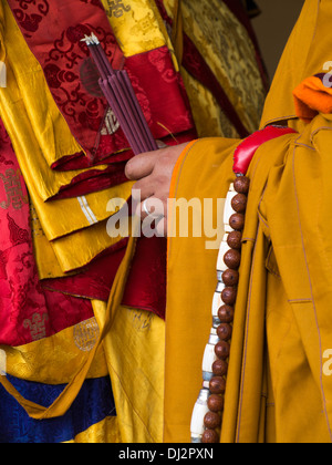 Bhutan, Thimpu Dzong, jährliche Tsechu Händen der Mönch hält Rauchen Räucherstäbchen Stockfoto