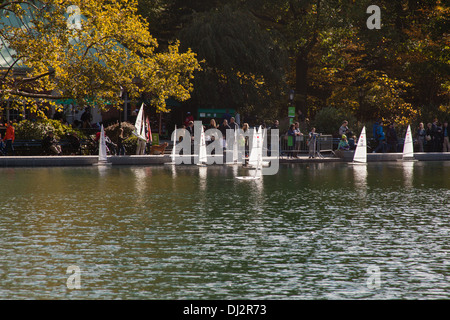 Konservatorium Wasser Modell Boot Teich, Central Park, Manhattan, New York City, Vereinigte Staaten von Amerika. Stockfoto