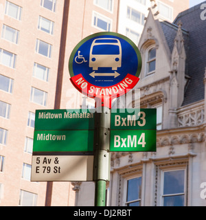 Bus Stop Schild, Manhattan, New York City, Vereinigte Staaten von Amerika. Stockfoto