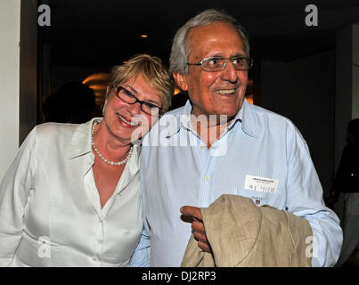 München, Deutschland. 10. Juli 2011. Datei - Datei Foto datiert 10. Juli 2011 zeigt deutsche Künstler und Autor Dieter Hildebrandt und seine Frau Renate Kuester lächelnd am Residenztheater in München, Deutschland, 10. Juli 2011. Foto: URSULA Düren/Dpa/Alamy Live News Stockfoto