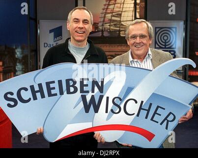 Datei - eine Archivfoto datiert 6. März 2000 zeigt Bruno Jonas mit mit Dieter Hildebrandt (R) in der Begleitung des Fernsehens zeigen "Fernsehsendung" in Berlin, Deutschland. Foto: JENS KALAENE Stockfoto