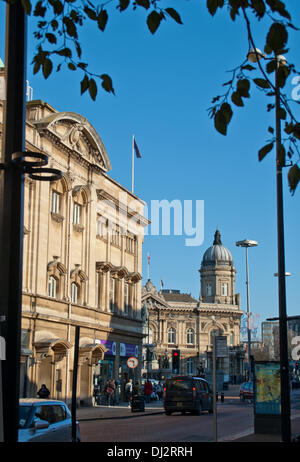 Hull, UK, 19. November 2013. Hull City Hall in der Sonne 0n Dienstag 19. November der Tag vor der Ankündigung, die Hull UK Stadtkultur im Jahr 2017 werden mußte. Der Blick nach unten Carr Lane in Richtung Queen Victoria Square, auf der linken Seite ist das Rathaus, in der Ferne ist The Docks Stadtmuseum, ehemals die Dock-Büros. Bildnachweis: CHRIS BOSWORTH/Alamy Live-Nachrichten Stockfoto