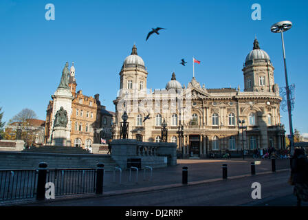 Hull, UK, 19. November 2013. Queen Victoria Square Rumpf in der Sonne am Dienstag 19. November am Tag vor der Ankündigung, die Hull UK Stadtkultur im Jahr 2017 werden mußte. Auf der linken Seite ist das Denkmal für Königin Victoria, im Hintergrund ist The Docks Stadtmuseum, ehemals die Dock-Büros, einem der eine Reihe von beeindruckenden Gebäude in Hull. Bildnachweis: CHRIS BOSWORTH/Alamy Live-Nachrichten Stockfoto