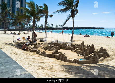 dh Strand ARRECIFE LANZAROTE Sandskulpturen Arrecife Stadt Strand Skulptur Stockfoto
