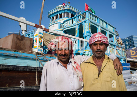 Arbeitnehmer, die eine Pause vom laden Ladung auf Dhaus am Cargo Wharf auf The Creek in Dubai Vereinigte Arabische Emirate Stockfoto