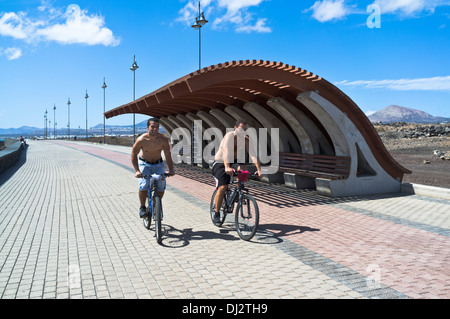 dh ARRECIFE LANZAROTE zwei Männer auf Fahrrädern auf Küsten-Radweg Stockfoto