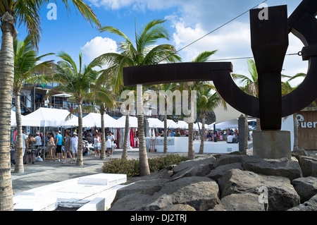 dh Markt PUERTO CALERO LANZAROTE Touristen-shopping-Markt Stände Puerto Calero Skulptur Stockfoto