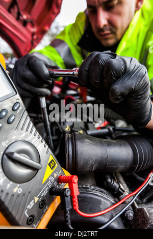 Stewart Topp, AA Patrouille des Jahres, bei der Arbeit an einem Auto kaputt. Stockfoto