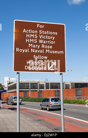 Touristischen Zeichen für historische Marineschiffe und Museen in Portsmouth. Stockfoto