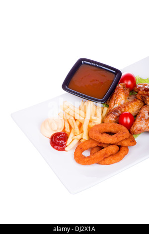 Gegrillte Hähnchenflügel mit Pommes Frites und Zwiebeln Ringe Stockfoto