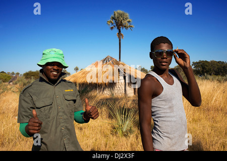 In der Batawana Altea ist Stamm möglich, zu beobachten wie sie gelangten die ersten Auswirkungen der Globalisierung, wie in Sonnenbrille gezeigt. Stockfoto