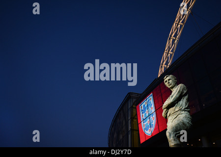 Die Bobby Moore-Statue im Wembley-Stadion vor dem berühmten Bogen und drei Löwen abgebildet Stockfoto