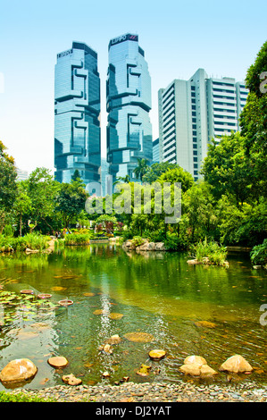 ruhige Oase der Hong Kong Park von der futuristischen Wolkenkratzern des Finanzviertels übersehen Stockfoto