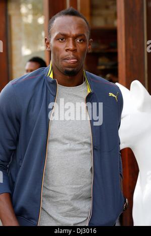 Santa Monica, CA, USA. 19. November 2013. Usain Bolt.signing seiner Autobiographie '' schneller als Blitz: My Autobiography''. Puma Store in Santa Monica.Santa Monica, CA. Credit: Roger Harvey/Globe Photos/ZUMAPRESS.com/Alamy Live-Nachrichten Stockfoto