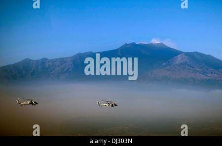 US Marine MH-60 s Sea Hawk Hubschrauber fliegen in Formation vorbei an den Alpen 29. Oktober 2013 vor der Küste von Neapel, Italien. Stockfoto