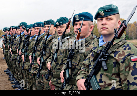 Eine polnische Armee Ehrengarde steht in Formation während einer Zeremonie 27. Oktober 2013 in Drawsko Pomorskie, Polen. Stockfoto