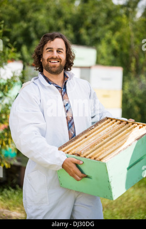 Zuversichtlich Imker tragen Honeycomb Kiste Stockfoto