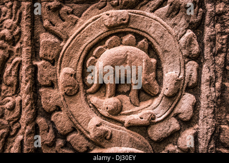 Die "Dinosaurier" Carven auf einer der Wände im Inneren der Ta Prohm Tempel, Kambodscha. Stockfoto