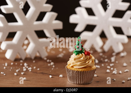 Xmas Tree Cupcake auf weißen Schnee Flocken Weihnachten Hintergrund Stockfoto