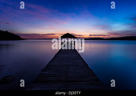 Sonnenaufgang auf dem Steg im Saracen Bay Resort auf Koh Rong Samloem Island, Kambodscha. Stockfoto