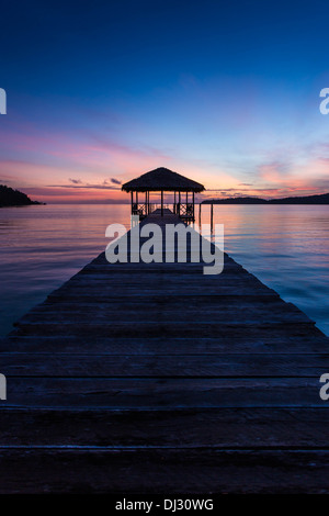 Sonnenaufgang auf dem Steg im Saracen Bay Resort auf Koh Rong Samloem Island, Kambodscha. Stockfoto