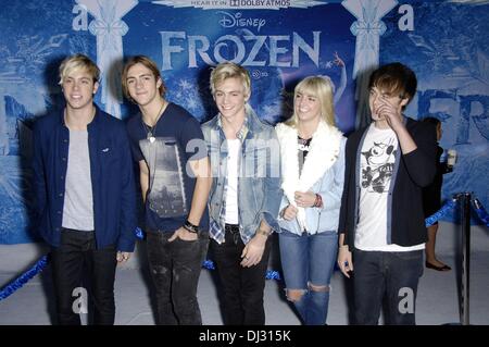 Los Angeles, CA, USA. 19. November 2013. Los Angeles, CA, 19. November 2013. R5 im Ankunftsbereich für FROZEN Premiere, El Capitan Theatre, Los Angeles, CA Credit: Michael Germana/Everett Collection/Alamy Live News Stockfoto