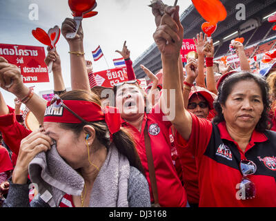 Bangkok, Thailand. 20. November 2013. Ein rotes Hemd Unterstützer weint, wenn es wurde angekündigt, dass das thailändische Verfassungsgericht die Regierung nicht auflösen würde. Tausende von Red Shirts liefern Unterstützer der Pheu Thai Partei in Thailand, versammelten sich im Rajamangala-Stadion in vorstädtischen Bangkok zu hören das thailändische Verfassungsgericht Urteil sein Urteil gegen die Regierung. Das Gericht entschied, dass die jüngsten Bemühungen der Regierung, eine Decke Amnestie Gesetz der thailändischen Verfassung verletzt aber das Gericht nicht die Partei aufzulösen oder die Auflösung der Regierung, die Widel gewesen Stockfoto