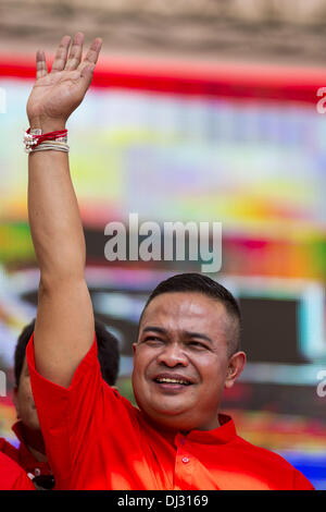 Bangkok, Thailand. 20. November 2013. JATUPORN PROMPAN, eines der führenden Unternehmen der Kern der Red Shirts und Mitglied des Europäischen Parlaments in der Pheu Thai Partei, winkt Red Shirts bei einer Kundgebung in Bangkok. Tausende von Red Shirts liefern Unterstützer der Pheu Thai Partei in Thailand, versammelten sich im Rajamangala-Stadion in vorstädtischen Bangkok zu hören das thailändische Verfassungsgericht Urteil sein Urteil gegen die Regierung. Das Gericht entschied, dass die jüngsten Bemühungen der Regierung, eine Decke Amnestie Gesetz der thailändischen Verfassung verletzt aber das Gericht nicht die Partei aufzulösen oder die Auflösung der Stockfoto
