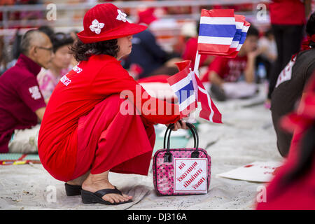 Bangkok, Thailand. 20. November 2013. Red Shirt Anhänger hören Sie das thailändische Verfassungsgericht liefern sein Urteil gegen die Regierung Mittwoch. Tausende von Red Shirts liefern Unterstützer der Pheu Thai Partei in Thailand, versammelten sich im Rajamangala-Stadion in vorstädtischen Bangkok zu hören das thailändische Verfassungsgericht Urteil sein Urteil gegen die Regierung. Das Gericht entschied, dass die jüngsten Bemühungen der Regierung, eine Decke Amnestie Gesetz der thailändischen Verfassung verletzt aber das Gericht nicht die Partei aufzulösen oder die Auflösung der Regierung, die weithin f gewesen Stockfoto