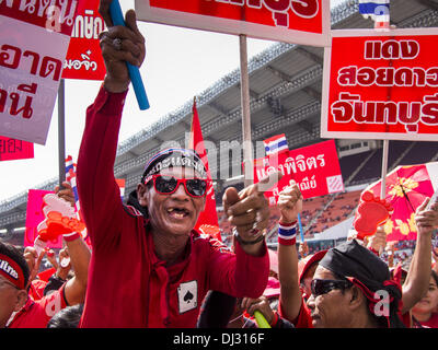 Bangkok, Thailand. 20. November 2013. Ein rotes Hemd Unterstützer Kundgebungen zur Unterstützung der Regierung. Tausende von Red Shirts liefern Unterstützer der Pheu Thai Partei in Thailand, versammelten sich im Rajamangala-Stadion in vorstädtischen Bangkok zu hören das thailändische Verfassungsgericht Urteil sein Urteil gegen die Regierung. Das Gericht entschied, dass die jüngsten Bemühungen der Regierung, eine Decke Amnestie Gesetz der thailändischen Verfassung verletzt aber das Gericht nicht die Partei aufzulösen oder die Auflösung der Regierung, die am meisten gefürchtet hatte. Bildnachweis: Jack Kurtz/ZUMAPRESS.com/Alamy Live-Nachrichten Stockfoto