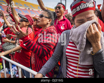 Bangkok, Thailand. 20. November 2013. Ein rotes Hemd Unterstützer weint, wenn es wurde angekündigt, dass das thailändische Verfassungsgericht die Regierung nicht auflösen würde. Tausende von Red Shirts liefern Unterstützer der Pheu Thai Partei in Thailand, versammelten sich im Rajamangala-Stadion in vorstädtischen Bangkok zu hören das thailändische Verfassungsgericht Urteil sein Urteil gegen die Regierung. Das Gericht entschied, dass die jüngsten Bemühungen der Regierung, eine Decke Amnestie Gesetz der thailändischen Verfassung verletzt aber das Gericht nicht die Partei aufzulösen oder die Auflösung der Regierung, die Widel gewesen Stockfoto