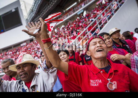 Bangkok, Thailand. 20. November 2013. Thai Red Shirt Anhänger reagieren auf das Verfassungsgericht Urteil, das die Regierung an der Macht bleiben zu können. Tausende von Red Shirts liefern Unterstützer der Pheu Thai Partei in Thailand, versammelten sich im Rajamangala-Stadion in vorstädtischen Bangkok zu hören das thailändische Verfassungsgericht Urteil sein Urteil gegen die Regierung. Das Gericht entschied, dass die jüngsten Bemühungen der Regierung, eine Decke Amnestie Gesetz der thailändischen Verfassung verletzt aber das Gericht nicht die Partei aufzulösen oder die Auflösung der Regierung, die am meisten Angst wurde hatte Stockfoto