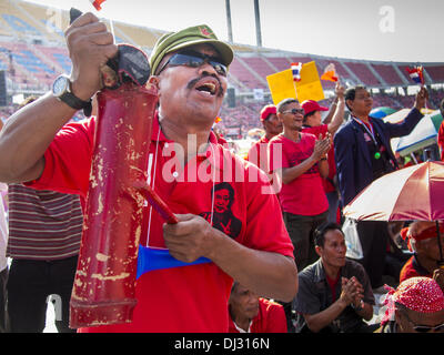 Bangkok, Thailand. 20. November 2013. Thai Red Shirts Kundgebung zur Unterstützung der Regierung Mittwoch. Tausende von Red Shirts liefern Unterstützer der Pheu Thai Partei in Thailand, versammelten sich im Rajamangala-Stadion in vorstädtischen Bangkok zu hören das thailändische Verfassungsgericht Urteil sein Urteil gegen die Regierung. Das Gericht entschied, dass die jüngsten Bemühungen der Regierung, eine Decke Amnestie Gesetz der thailändischen Verfassung verletzt aber das Gericht nicht die Partei aufzulösen oder die Auflösung der Regierung, die am meisten gefürchtet hatte. Bildnachweis: Jack Kurtz/ZUMAPRESS.com/Alamy Live neu Stockfoto