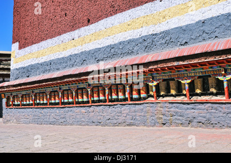 Gebetsmühlen am Sakya Kloster Tibets Stockfoto